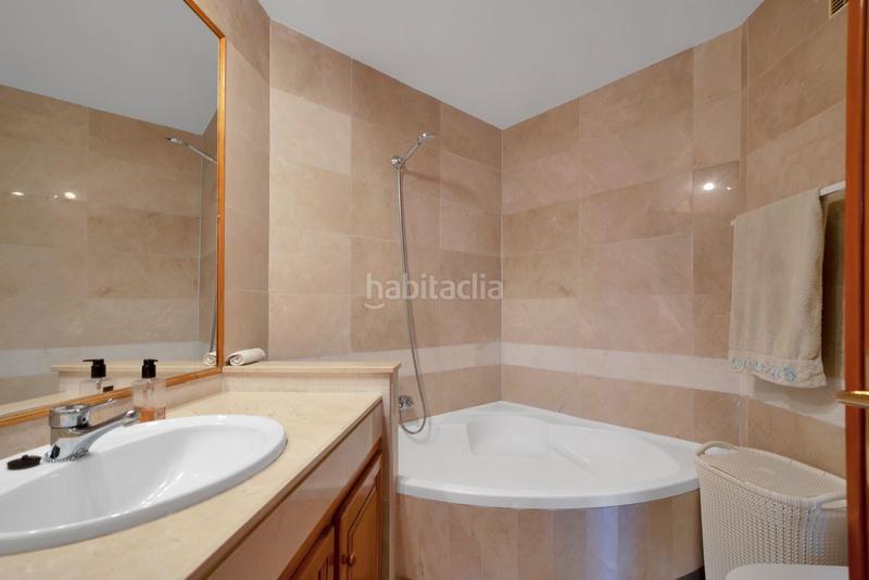Foto b5f266d2-ef46-445b-a249-cad7a0a0463c. Appartement avec parking piscine dans Los Naranjos Marbella