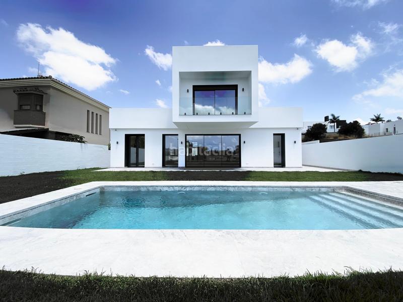 Foto 31e61fd2-3a1a-41d4-a15f-0e3f9404a46f. Casa amb piscina a Mijas pueblo Mijas