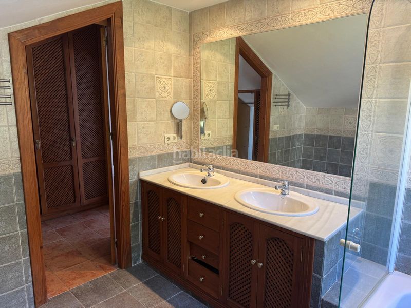 Foto a98df6ec-1fa4-401e-bb07-60422864c5c2. Casa aparellada amb aparcament piscina a Casco Antiguo Marbella
