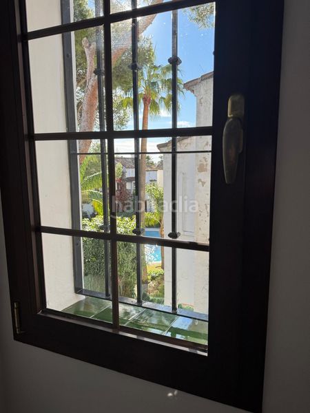 Foto c901cc9a-039d-46d6-bab7-7849f7fe034d. Casa aparellada amb aparcament piscina a Casco Antiguo Marbella