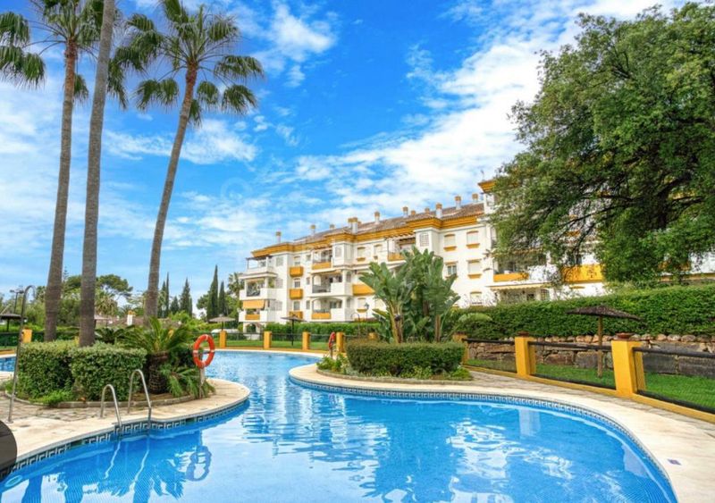 Foto 0755a5fb-37f4-46cb-990f-da99f079c71e. Apartament amb aparcament piscina a La Carolina - Guadalpín Marbella