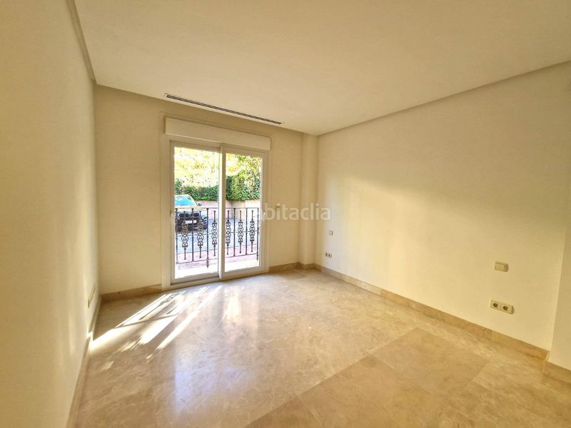 Foto b2bd5811-3e09-4c62-aabd-302e11c1a934. Apartament amb aparcament piscina a Los Naranjos Marbella