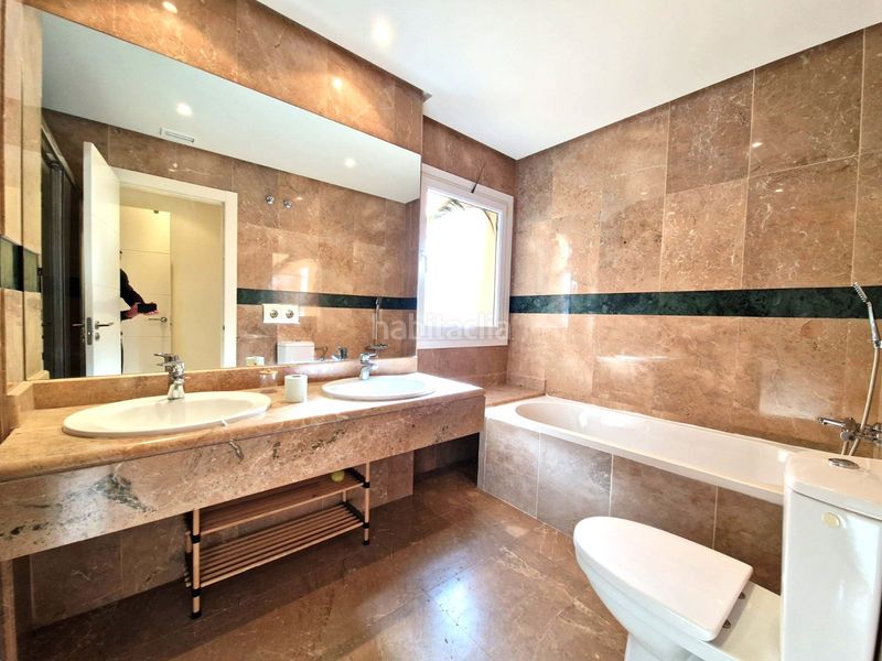 Foto dbf2874b-25cd-48a1-b3df-88e521005314. Apartament amb aparcament piscina a Los Naranjos Marbella