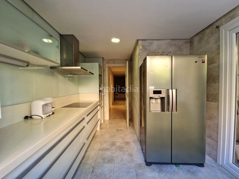 Foto f40638ca-2db3-4f89-83ea-09b3441b58f6. Apartament amb aparcament piscina a Los Naranjos Marbella