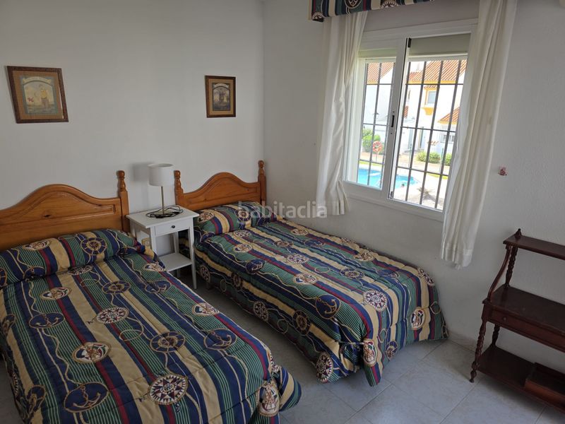 Foto 19035c29-21e4-46ac-9ff7-d380d9b7d799. Casa aparellada amb aparcament piscina a marina de Casares Casares