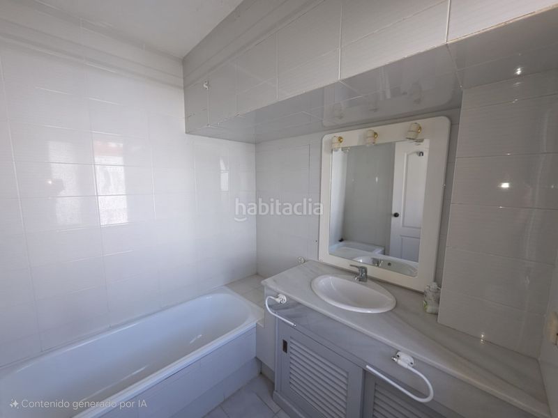 Foto 553749e7-1e84-4dd0-9f81-a40a069b27d3. Casa aparellada amb aparcament piscina a marina de Casares Casares