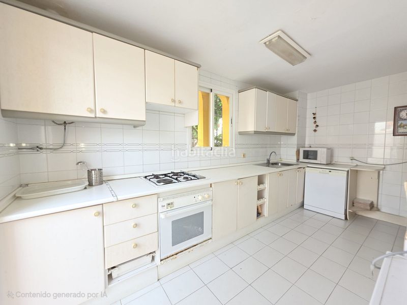 Foto cb7eaaaa-e2f5-49a5-be2a-4d5ad5033acf. Casa aparellada amb aparcament piscina a marina de Casares Casares