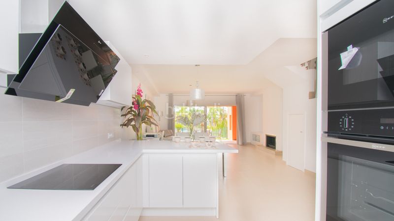 Foto 261c657f-304c-45b9-8e3e-1d62c235f5b5. Casa adossada amb aparcament piscina a Paraiso - Barronal Estepona