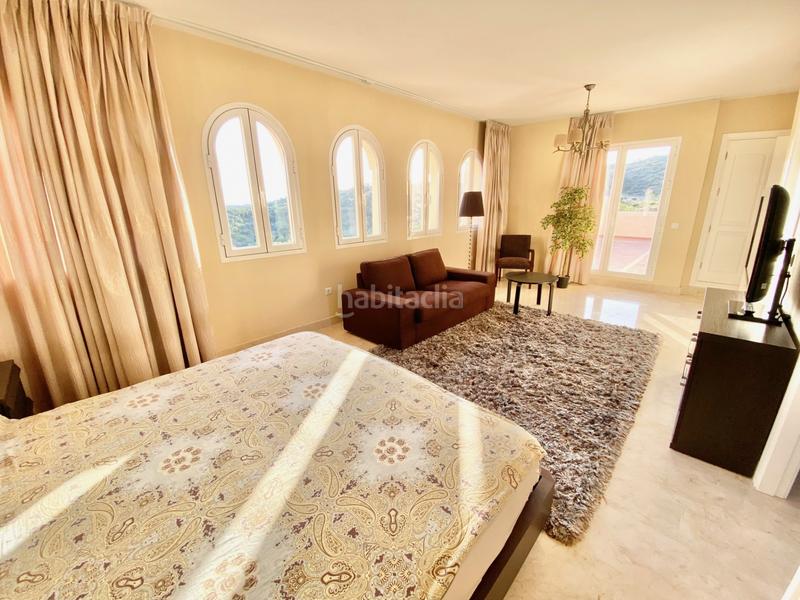 Foto 93aaccb7-a2c1-424e-b027-a8bf22d23e7b. Àtic amb aparcament piscina a Elviria Marbella