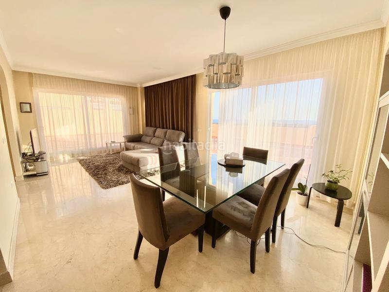 Foto a4996050-6b9d-41d6-85cc-a4e7957bd8a6. Àtic amb aparcament piscina a Elviria Marbella