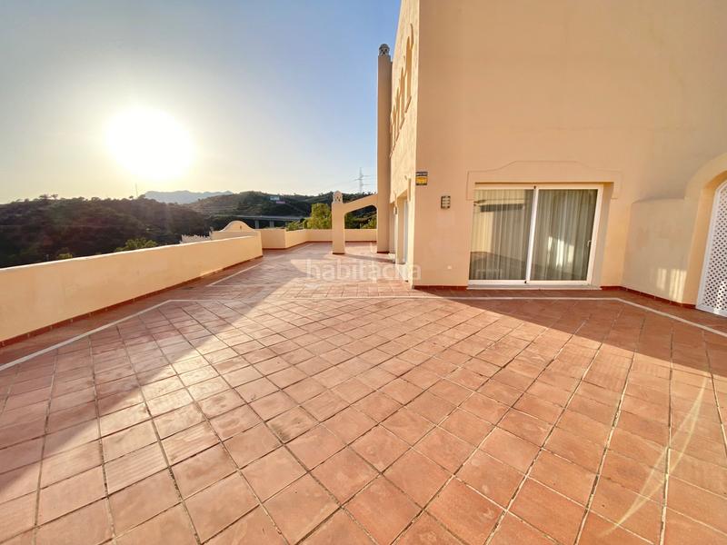 Foto f03a4422-6276-45f7-8ba8-59f3cc16b624. Àtic amb aparcament piscina a Elviria Marbella