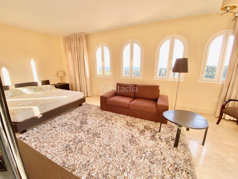 Foto f2f23185-8e06-4e1d-8e92-b41aec93175d. Àtic amb aparcament piscina a Elviria Marbella