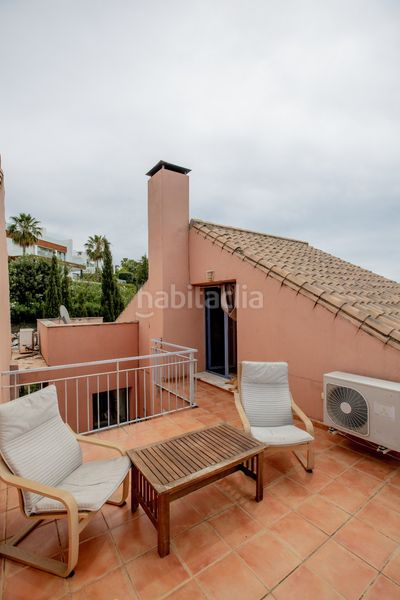 Foto 4cb7f27a-8a8f-4fa1-ab13-809057f9aa25. Casa aparellada amb aparcament piscina a Los Naranjos Marbella