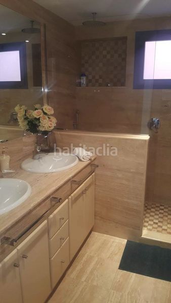 Foto 4da2d89a-6e81-4fb1-8b1c-de674587235e. Casa aparellada amb aparcament piscina a Los Naranjos Marbella