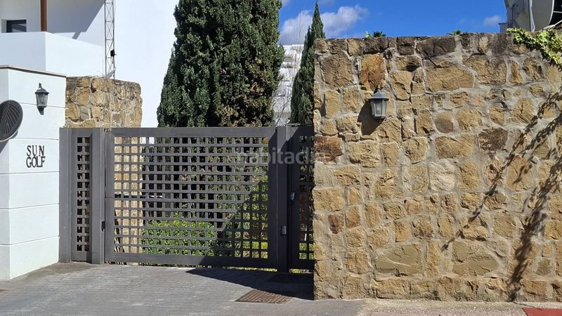 Foto 538fa30d-bb1c-461d-affe-db2dffbb6cde. Casa aparellada amb aparcament piscina a Los Naranjos Marbella
