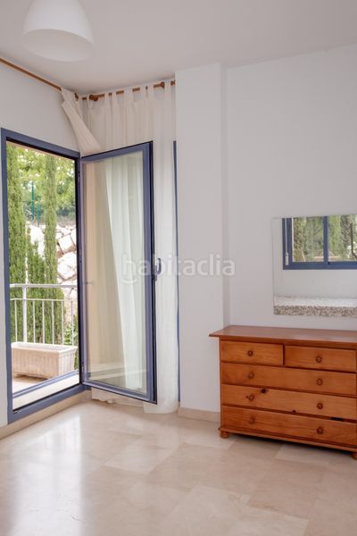 Foto 8c3fa596-0e0a-4e44-83d7-56a8869ae8a1. Casa aparellada amb aparcament piscina a Los Naranjos Marbella