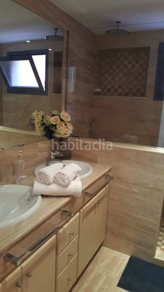 Foto a4ffb2be-5cb1-450f-bf6f-4bfdeec90b01. Casa aparellada amb aparcament piscina a Los Naranjos Marbella