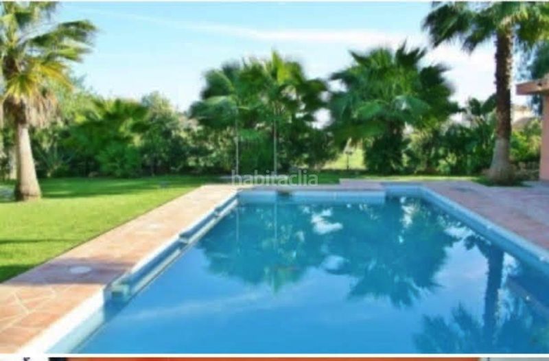 Foto af3902ca-a05a-4efd-a1b9-f54a5a2cf10e. Casa aparellada amb aparcament piscina a Los Naranjos Marbella