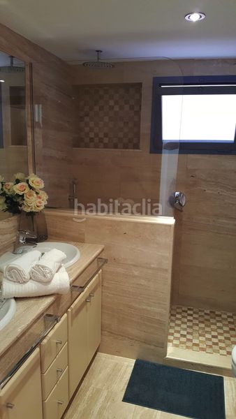 Foto cdbb6a10-0455-49b6-9c2c-6b27e60fa73a. Casa aparellada amb aparcament piscina a Los Naranjos Marbella