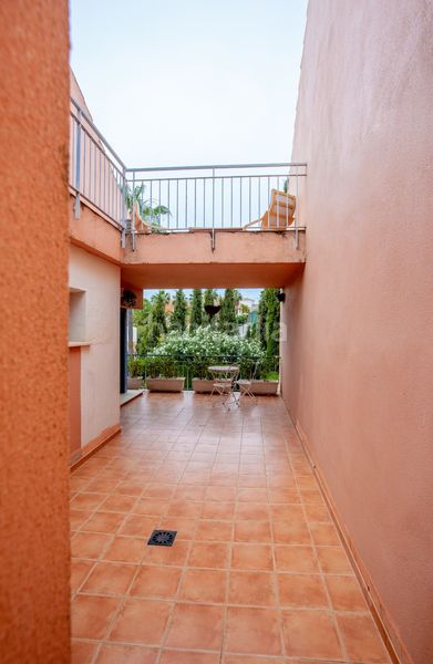 Foto d8a15656-9ef4-44e0-bb46-64edd736a099. Casa aparellada amb aparcament piscina a Los Naranjos Marbella
