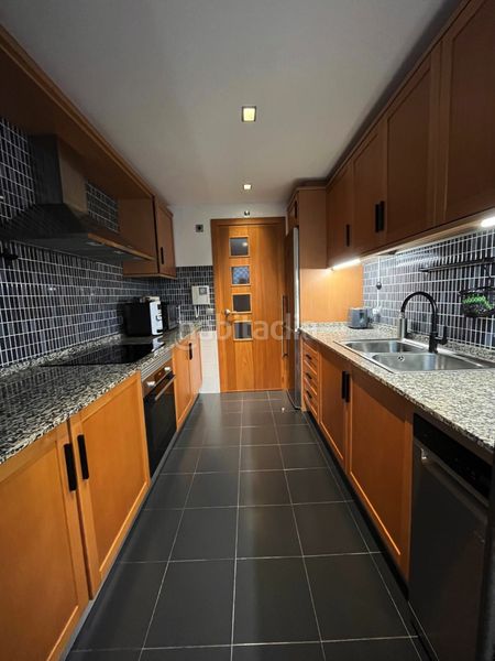 Foto ff7fdf98-2ef1-43ee-bed8-69ffad384c24. Apartament amb aparcament piscina a La Concha - Resina Golf Estepona