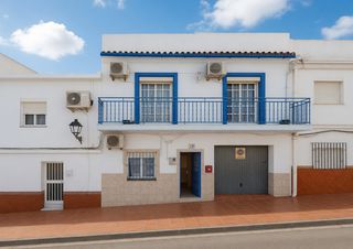 Haus in San Enrique-Guadiaro-Pueblo Nuevo. Bonita casa de tres niveles en una ciudad amigable