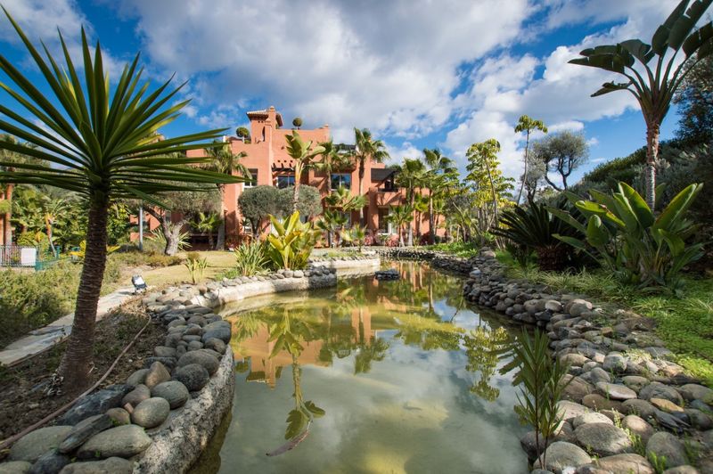 Foto 1a9aeb01-e0c0-44fd-a9fb-b3164b13a1de. Apartament amb aparcament piscina a Nueva Andalucía centro Marbella