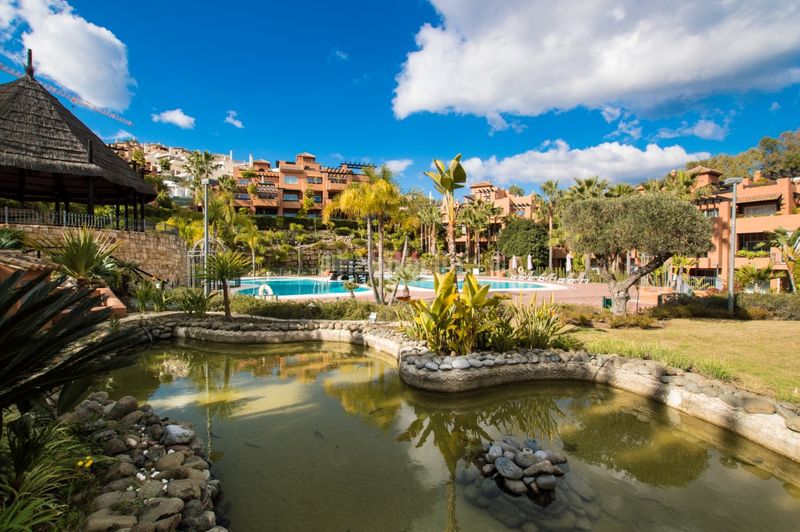 Foto 38ee74f6-24ec-47e9-a08f-ea51397a2a63. Apartament amb aparcament piscina a Nueva Andalucía centro Marbella