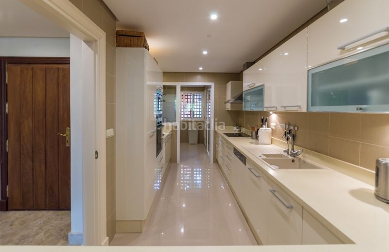 Foto 47015e58-89a5-4bf2-a10f-6f26e2bc21da. Apartament amb aparcament piscina a Nueva Andalucía centro Marbella