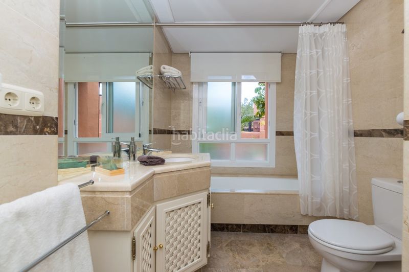 Foto f8a886e7-28af-4f95-bcb2-b8bb0e0036fd. Apartament amb aparcament piscina a Nueva Andalucía centro Marbella