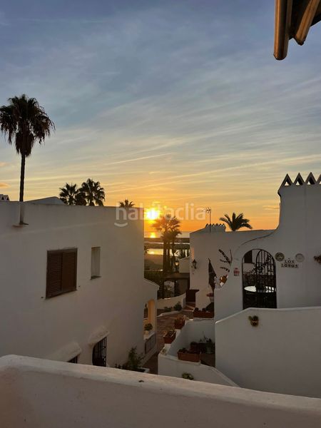 Foto fd582083-d6ef-4517-93a9-4282efe621f0. Casa aparellada a Puerto de la Duquesa Manilva