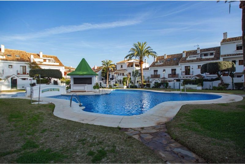 Foto 2732d936-ab57-4f88-97a6-f6db7469f88f. Casa aparellada amb aparcament piscina a Valdeolletas - Las Cancelas - Xarblanca Marbella