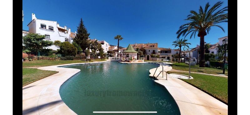 Foto 3a172f94-7cc9-4d35-bf52-b64f7b237336. Casa aparellada amb aparcament piscina a Valdeolletas - Las Cancelas - Xarblanca Marbella