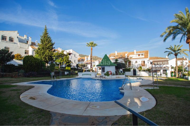 Foto 7152a318-4b7c-44df-bbd3-a35846950b6d. Casa aparellada amb aparcament piscina a Valdeolletas - Las Cancelas - Xarblanca Marbella