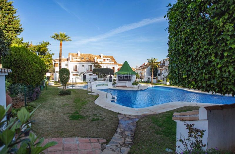 Foto 8e6eb2cd-5038-4504-b61f-0d51ec5c300f. Casa aparellada amb aparcament piscina a Valdeolletas - Las Cancelas - Xarblanca Marbella