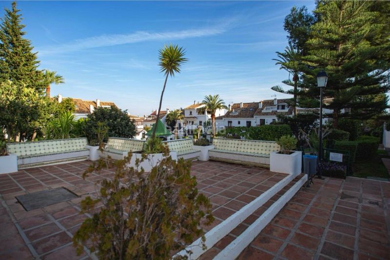 Foto c7df48ca-f46f-421d-835a-9d28f1c4996c. Casa aparellada amb aparcament piscina a Valdeolletas - Las Cancelas - Xarblanca Marbella