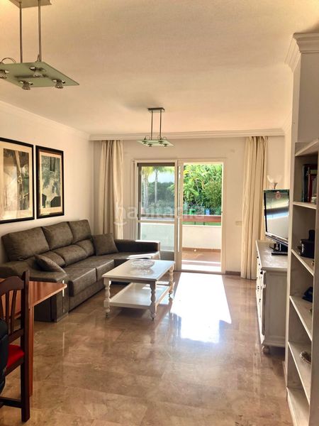 Foto f99a1547-28eb-45f3-b849-2e92c691f74e. Casa adossada amb aparcament piscina a La Concha - Resina Golf Estepona