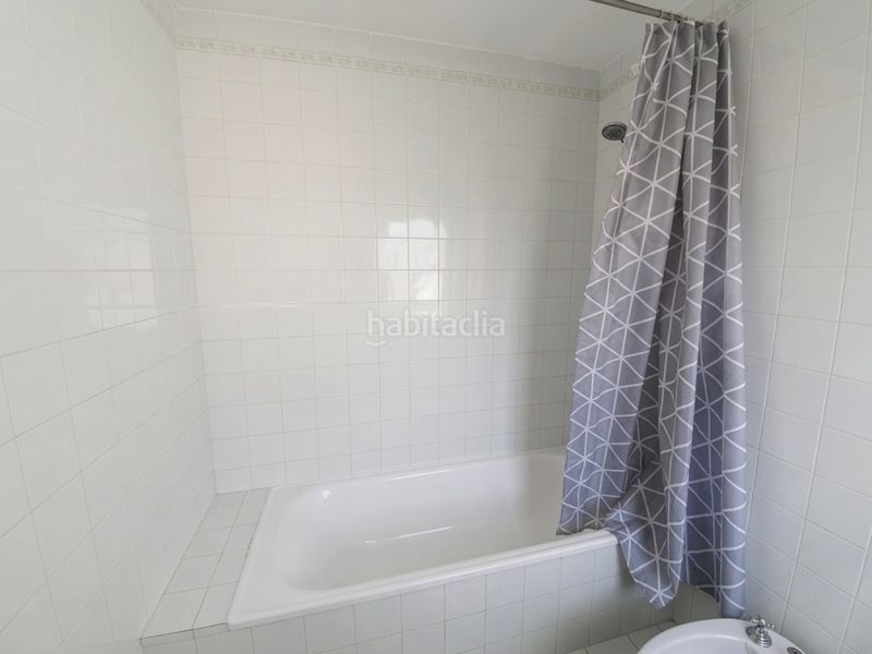 Foto 18a2e540-9acd-4a4c-94f2-a761047ae68e. Casa aparellada amb aparcament a Nueva Atalaya Estepona