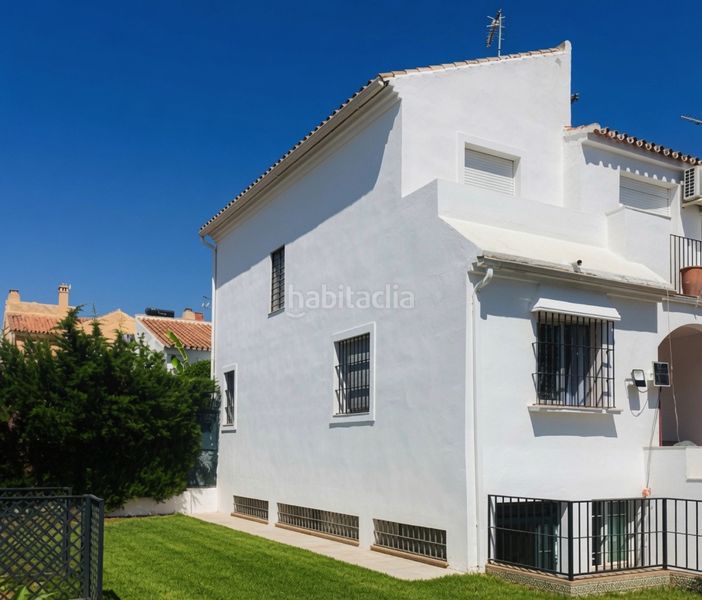Foto 2ec3d390-4a47-44fb-8fe5-a0700398f65a. Casa aparellada amb aparcament a Nueva Atalaya Estepona
