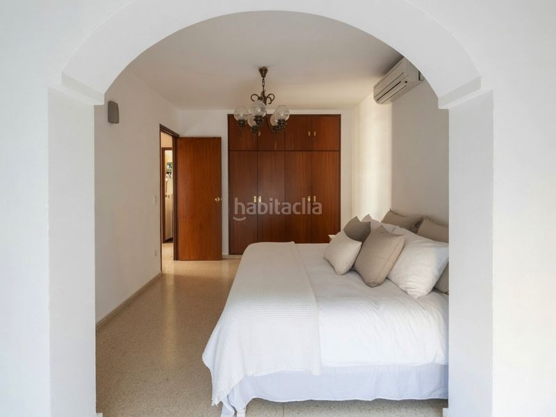 Foto 83b36179-16b6-4437-be1d-0043ad43c597. Casa aparellada amb aparcament a Nueva Atalaya Estepona