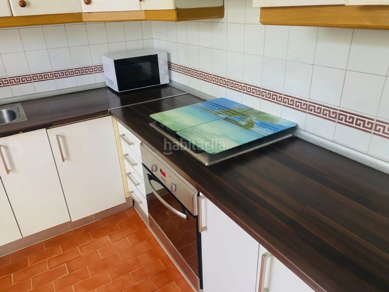 Foto f4af0aae-ad4f-4dff-bb1e-e3052717ec39. Casa aparellada amb aparcament a Nueva Atalaya Estepona