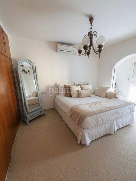 Foto fdf45178-2445-4bd1-b2a6-f148589ad4a2. Casa aparellada amb aparcament a Nueva Atalaya Estepona