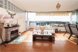 Planta baixa a Doña Julia Golf. Precioso bajo exterior con jardín privado y terraza acristalada