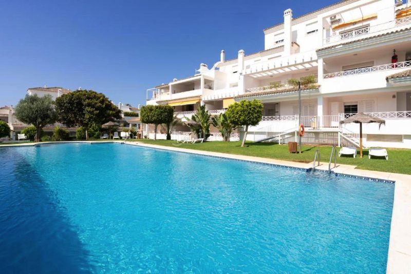 Foto 2eb7e5ef-b8bd-40bc-8275-899385c8fd1f. Apartament amb aparcament piscina a Río Real Marbella