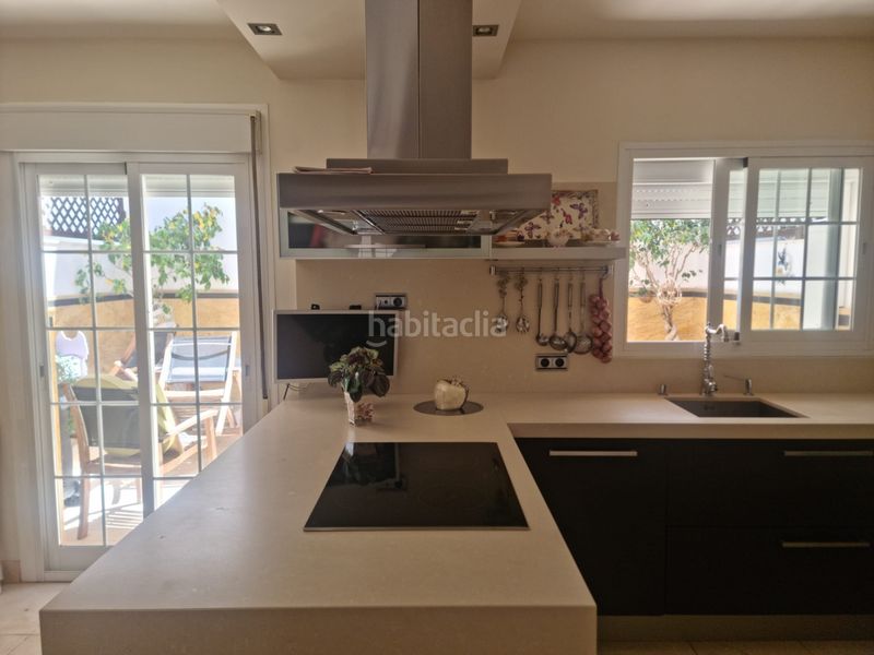 Foto f96b9a1f-9658-42f3-b99c-4d937e21f65b. Casa adossada amb aparcament a Centro Estepona