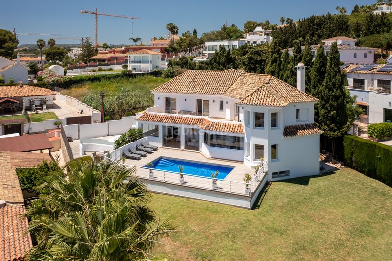 Foto df64ab80-b693-43f0-be29-3a7b73630906. Casa amb aparcament piscina a Guadalobón Estepona