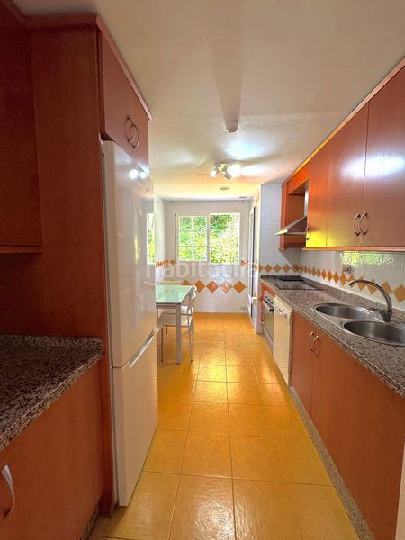 Foto b8e0a039-28dc-4ba4-bbfe-f9a868da63a1. Apartament amb aparcament piscina a Río Real Marbella