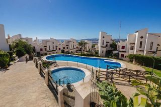 Planta baja en Bahía de Casares. Piso en planta baja con amplia terrazajardín privada y licencia
