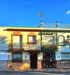 Casa adossada a Puerto de Estepona. Encantadora casa adosada a segunda línea de playa y paseo maríti