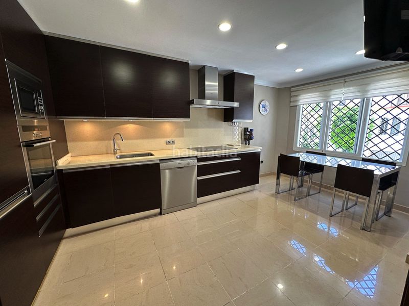 Foto ac215dd2-4c2a-4da6-bca1-8aee0c854708. Casa adossada amb aparcament piscina a Huerta Nueva Estepona